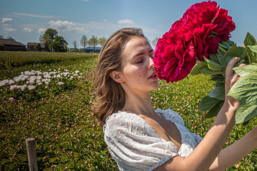 231408-0632 Peonies from Netherlands with model